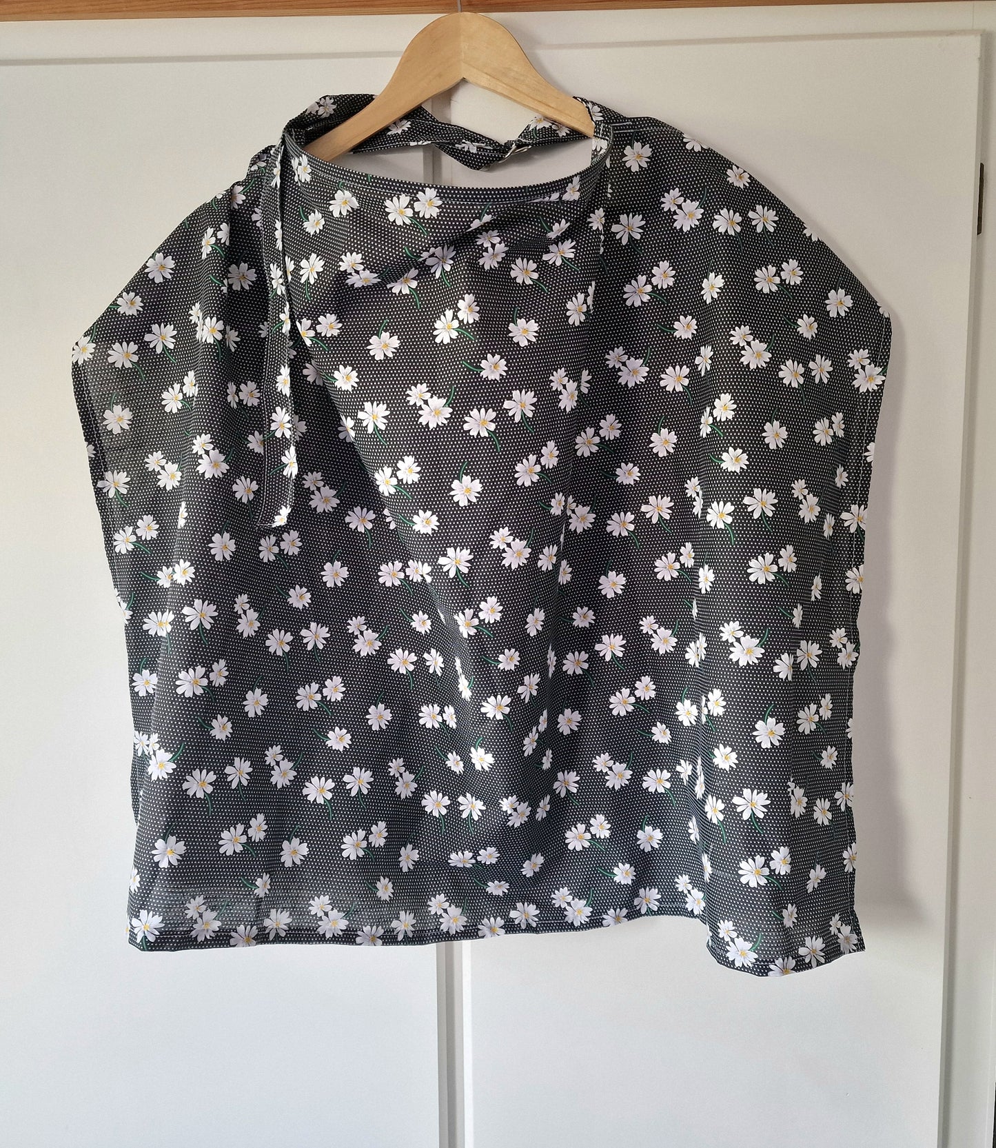 Black Daisy Breastfeeding Cover