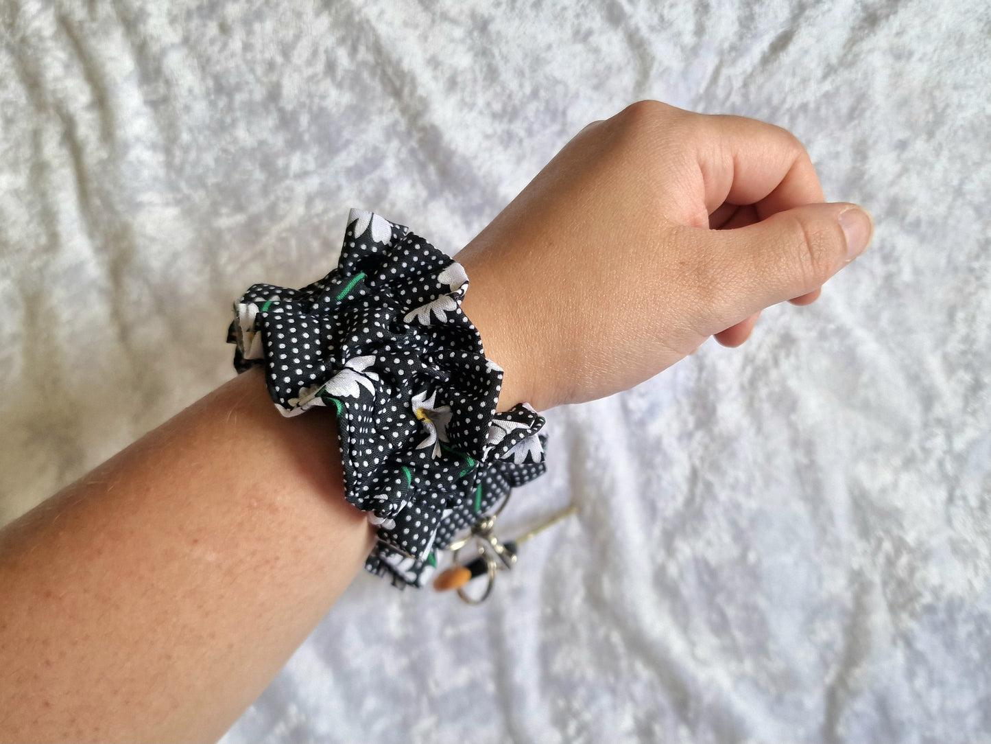 Black Daisy Cuff Wristlet