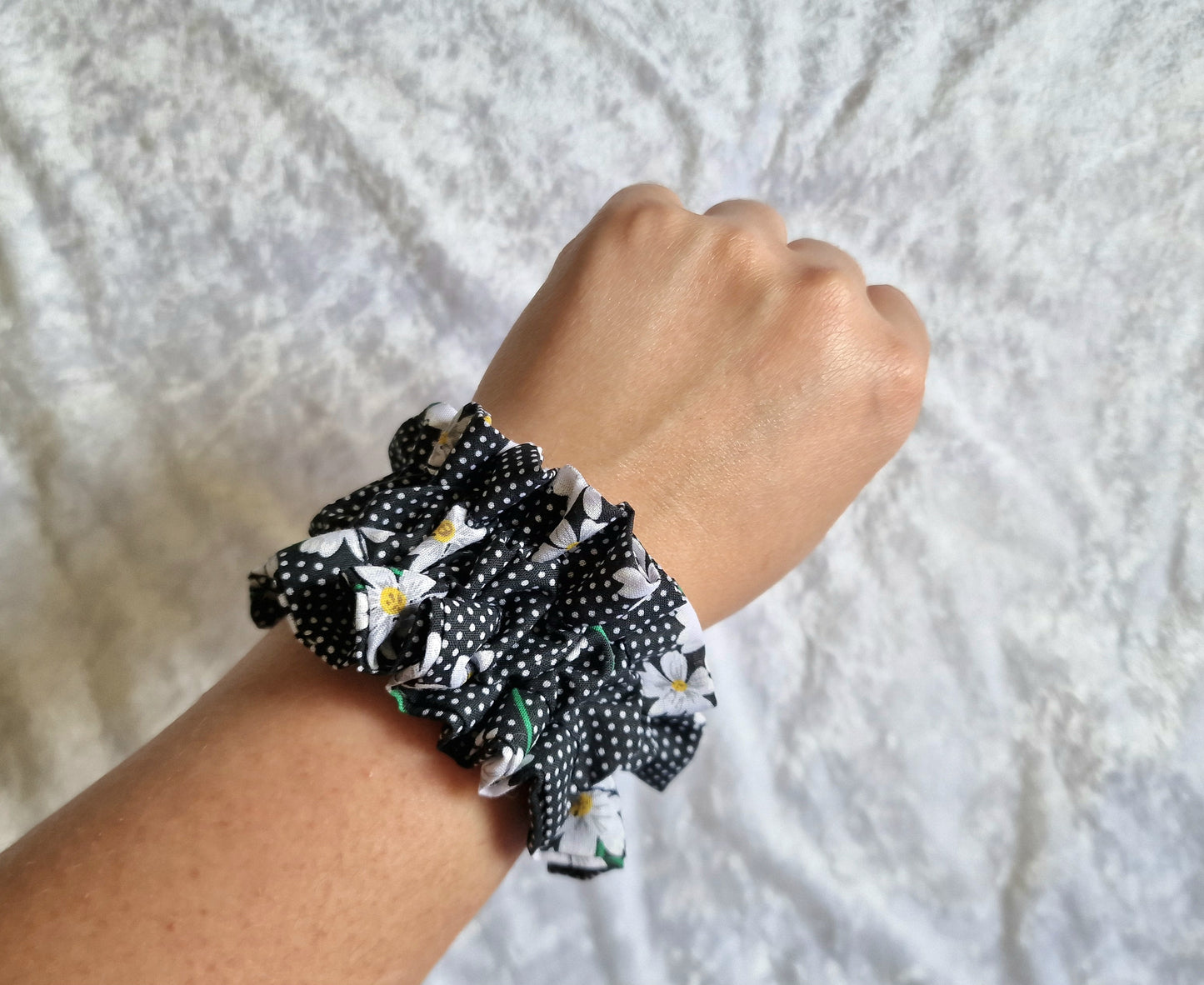 Black Daisy Cuff Wristlet
