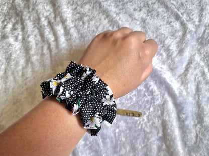 Black Daisy Cuff Wristlet
