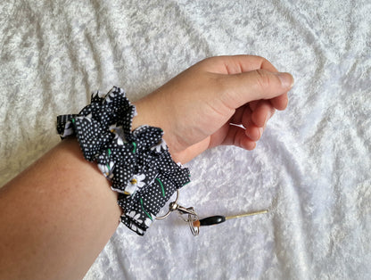 Black Daisy Cuff Wristlet